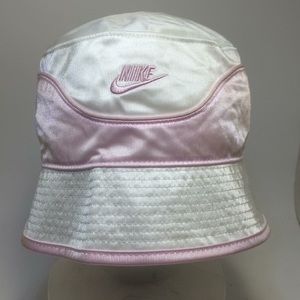 Women’s Nike Cloche / Bucket hat pink/white